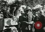 Standbild Rote Kreuz bietet Zigaretten an Soldaten viel Maisson Frankreich, 1918, aus Sekunde 7 historischem Filmmaterial Videoclip 65675023652