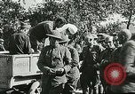 Standbild Rote Kreuz bietet Zigaretten an Soldaten viel Maisson Frankreich, 1918, aus Sekunde 8 historischem Filmmaterial Videoclip 65675023652