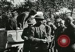Standbild Rote Kreuz bietet Zigaretten an Soldaten viel Maisson Frankreich, 1918, aus Sekunde 9 historischem Filmmaterial Videoclip 65675023652