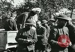 Standbild Rote Kreuz bietet Zigaretten an Soldaten viel Maisson Frankreich, 1918, aus Sekunde 10 historischem Filmmaterial Videoclip 65675023652