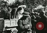 Standbild Rote Kreuz bietet Zigaretten an Soldaten viel Maisson Frankreich, 1918, aus Sekunde 11 historischem Filmmaterial Videoclip 65675023652