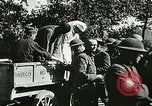 Standbild Rote Kreuz bietet Zigaretten an Soldaten viel Maisson Frankreich, 1918, aus Sekunde 12 historischem Filmmaterial Videoclip 65675023652