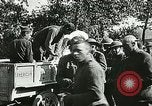Standbild Rote Kreuz bietet Zigaretten an Soldaten viel Maisson Frankreich, 1918, aus Sekunde 13 historischem Filmmaterial Videoclip 65675023652