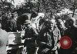Standbild Rote Kreuz bietet Zigaretten an Soldaten viel Maisson Frankreich, 1918, aus Sekunde 14 historischem Filmmaterial Videoclip 65675023652