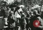 Standbild Rote Kreuz bietet Zigaretten an Soldaten viel Maisson Frankreich, 1918, aus Sekunde 15 historischem Filmmaterial Videoclip 65675023652