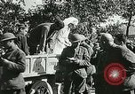 Standbild Rote Kreuz bietet Zigaretten an Soldaten viel Maisson Frankreich, 1918, aus Sekunde 16 historischem Filmmaterial Videoclip 65675023652