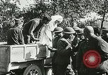 Standbild Rote Kreuz bietet Zigaretten an Soldaten viel Maisson Frankreich, 1918, aus Sekunde 17 historischem Filmmaterial Videoclip 65675023652