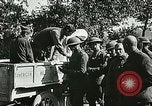 Standbild Rote Kreuz bietet Zigaretten an Soldaten viel Maisson Frankreich, 1918, aus Sekunde 18 historischem Filmmaterial Videoclip 65675023652