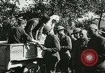 Standbild Rote Kreuz bietet Zigaretten an Soldaten viel Maisson Frankreich, 1918, aus Sekunde 19 historischem Filmmaterial Videoclip 65675023652