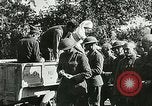 Standbild Rote Kreuz bietet Zigaretten an Soldaten viel Maisson Frankreich, 1918, aus Sekunde 20 historischem Filmmaterial Videoclip 65675023652