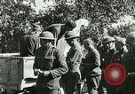 Standbild Rote Kreuz bietet Zigaretten an Soldaten viel Maisson Frankreich, 1918, aus Sekunde 21 historischem Filmmaterial Videoclip 65675023652