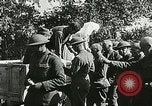 Standbild Rote Kreuz bietet Zigaretten an Soldaten viel Maisson Frankreich, 1918, aus Sekunde 22 historischem Filmmaterial Videoclip 65675023652