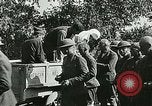 Standbild Rote Kreuz bietet Zigaretten an Soldaten viel Maisson Frankreich, 1918, aus Sekunde 23 historischem Filmmaterial Videoclip 65675023652