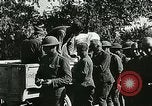 Standbild Rote Kreuz bietet Zigaretten an Soldaten viel Maisson Frankreich, 1918, aus Sekunde 24 historischem Filmmaterial Videoclip 65675023652