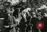 Standbild Rote Kreuz bietet Zigaretten an Soldaten viel Maisson Frankreich, 1918, aus Sekunde 25 historischem Filmmaterial Videoclip 65675023652