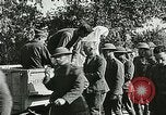 Standbild Rote Kreuz bietet Zigaretten an Soldaten viel Maisson Frankreich, 1918, aus Sekunde 26 historischem Filmmaterial Videoclip 65675023652