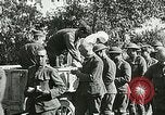 Standbild Rote Kreuz bietet Zigaretten an Soldaten viel Maisson Frankreich, 1918, aus Sekunde 27 historischem Filmmaterial Videoclip 65675023652