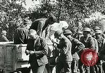 Standbild Rote Kreuz bietet Zigaretten an Soldaten viel Maisson Frankreich, 1918, aus Sekunde 28 historischem Filmmaterial Videoclip 65675023652