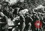 Standbild Rote Kreuz bietet Zigaretten an Soldaten viel Maisson Frankreich, 1918, aus Sekunde 29 historischem Filmmaterial Videoclip 65675023652