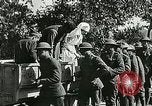 Standbild Rote Kreuz bietet Zigaretten an Soldaten viel Maisson Frankreich, 1918, aus Sekunde 30 historischem Filmmaterial Videoclip 65675023652