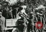 Standbild Rote Kreuz bietet Zigaretten an Soldaten viel Maisson Frankreich, 1918, aus Sekunde 31 historischem Filmmaterial Videoclip 65675023652