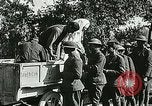 Standbild Rote Kreuz bietet Zigaretten an Soldaten viel Maisson Frankreich, 1918, aus Sekunde 32 historischem Filmmaterial Videoclip 65675023652
