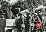 Standbild Rote Kreuz bietet Zigaretten an Soldaten viel Maisson Frankreich, 1918, aus Sekunde 33 historischem Filmmaterial Videoclip 65675023652