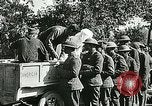 Standbild Rote Kreuz bietet Zigaretten an Soldaten viel Maisson Frankreich, 1918, aus Sekunde 34 historischem Filmmaterial Videoclip 65675023652