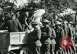 Standbild Rote Kreuz bietet Zigaretten an Soldaten viel Maisson Frankreich, 1918, aus Sekunde 35 historischem Filmmaterial Videoclip 65675023652