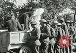 Standbild Rote Kreuz bietet Zigaretten an Soldaten viel Maisson Frankreich, 1918, aus Sekunde 36 historischem Filmmaterial Videoclip 65675023652