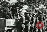 Standbild Rote Kreuz bietet Zigaretten an Soldaten viel Maisson Frankreich, 1918, aus Sekunde 37 historischem Filmmaterial Videoclip 65675023652