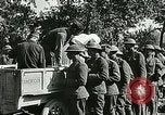 Standbild Rote Kreuz bietet Zigaretten an Soldaten viel Maisson Frankreich, 1918, aus Sekunde 38 historischem Filmmaterial Videoclip 65675023652