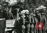 Standbild Rote Kreuz bietet Zigaretten an Soldaten viel Maisson Frankreich, 1918, aus Sekunde 39 historischem Filmmaterial Videoclip 65675023652
