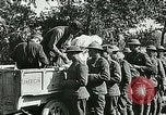 Standbild Rote Kreuz bietet Zigaretten an Soldaten viel Maisson Frankreich, 1918, aus Sekunde 40 historischem Filmmaterial Videoclip 65675023652