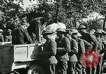 Standbild Rote Kreuz bietet Zigaretten an Soldaten viel Maisson Frankreich, 1918, aus Sekunde 41 historischem Filmmaterial Videoclip 65675023652
