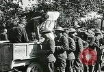Standbild Rote Kreuz bietet Zigaretten an Soldaten viel Maisson Frankreich, 1918, aus Sekunde 42 historischem Filmmaterial Videoclip 65675023652