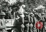 Standbild Rote Kreuz bietet Zigaretten an Soldaten viel Maisson Frankreich, 1918, aus Sekunde 43 historischem Filmmaterial Videoclip 65675023652