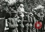 Standbild Rote Kreuz bietet Zigaretten an Soldaten viel Maisson Frankreich, 1918, aus Sekunde 44 historischem Filmmaterial Videoclip 65675023652