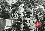 Standbild Rote Kreuz bietet Zigaretten an Soldaten viel Maisson Frankreich, 1918, aus Sekunde 45 historischem Filmmaterial Videoclip 65675023652