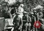 Standbild Rote Kreuz bietet Zigaretten an Soldaten viel Maisson Frankreich, 1918, aus Sekunde 46 historischem Filmmaterial Videoclip 65675023652