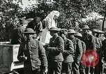 Standbild Rote Kreuz bietet Zigaretten an Soldaten viel Maisson Frankreich, 1918, aus Sekunde 47 historischem Filmmaterial Videoclip 65675023652