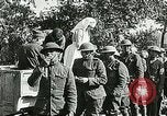 Standbild Rote Kreuz bietet Zigaretten an Soldaten viel Maisson Frankreich, 1918, aus Sekunde 48 historischem Filmmaterial Videoclip 65675023652