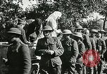 Standbild Rote Kreuz bietet Zigaretten an Soldaten viel Maisson Frankreich, 1918, aus Sekunde 49 historischem Filmmaterial Videoclip 65675023652