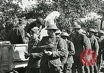 Standbild Rote Kreuz bietet Zigaretten an Soldaten viel Maisson Frankreich, 1918, aus Sekunde 50 historischem Filmmaterial Videoclip 65675023652