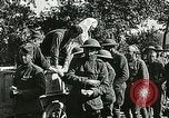 Standbild Rote Kreuz bietet Zigaretten an Soldaten viel Maisson Frankreich, 1918, aus Sekunde 51 historischem Filmmaterial Videoclip 65675023652