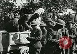 Standbild Rote Kreuz bietet Zigaretten an Soldaten viel Maisson Frankreich, 1918, aus Sekunde 52 historischem Filmmaterial Videoclip 65675023652