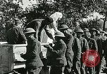 Standbild Rote Kreuz bietet Zigaretten an Soldaten viel Maisson Frankreich, 1918, aus Sekunde 53 historischem Filmmaterial Videoclip 65675023652