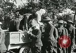 Standbild Rote Kreuz bietet Zigaretten an Soldaten viel Maisson Frankreich, 1918, aus Sekunde 54 historischem Filmmaterial Videoclip 65675023652