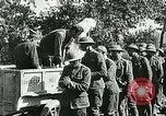 Standbild Rote Kreuz bietet Zigaretten an Soldaten viel Maisson Frankreich, 1918, aus Sekunde 55 historischem Filmmaterial Videoclip 65675023652