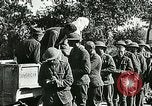 Standbild Rote Kreuz bietet Zigaretten an Soldaten viel Maisson Frankreich, 1918, aus Sekunde 56 historischem Filmmaterial Videoclip 65675023652